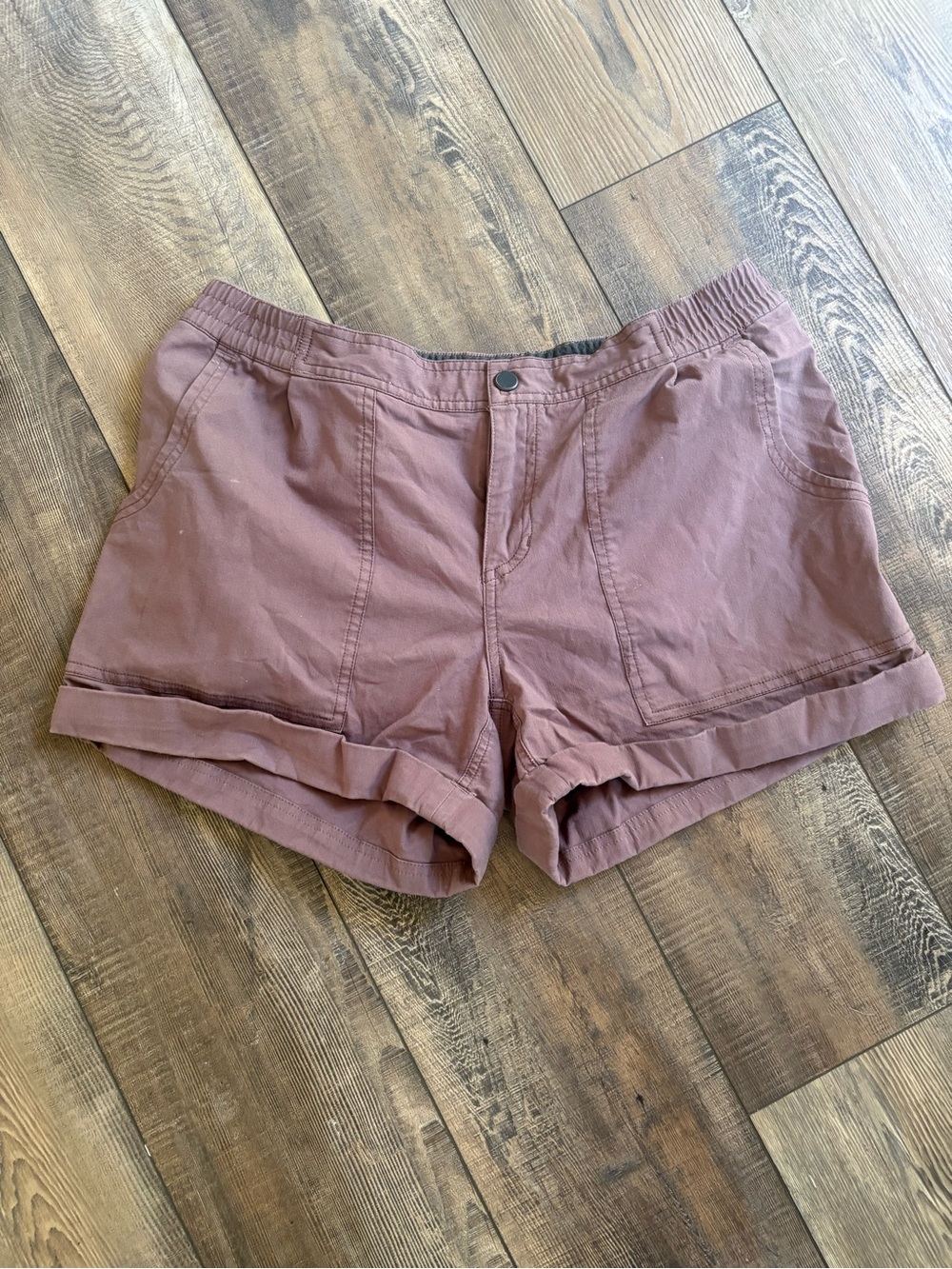 Mountain Hardwear Women's Rolled-Hem Shorts in Mauve